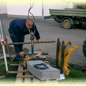 Mit       der Stufenzange werden die Stufen vorsichtig gehoben.